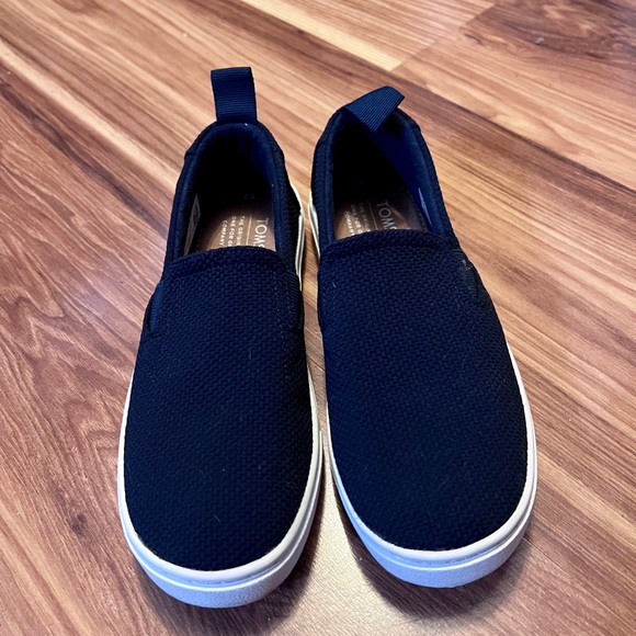 Boys size 2 Toms (Navy Blue) - Picture 2 of 3